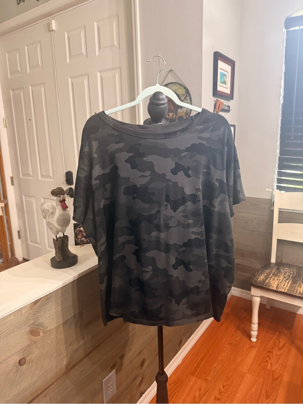 Old Navy womens Black & Gray Camo Short-Sleeve Tee